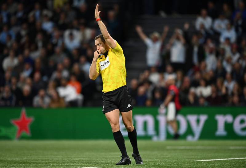 Khi nào trọng tài cho hưởng phạt đền?